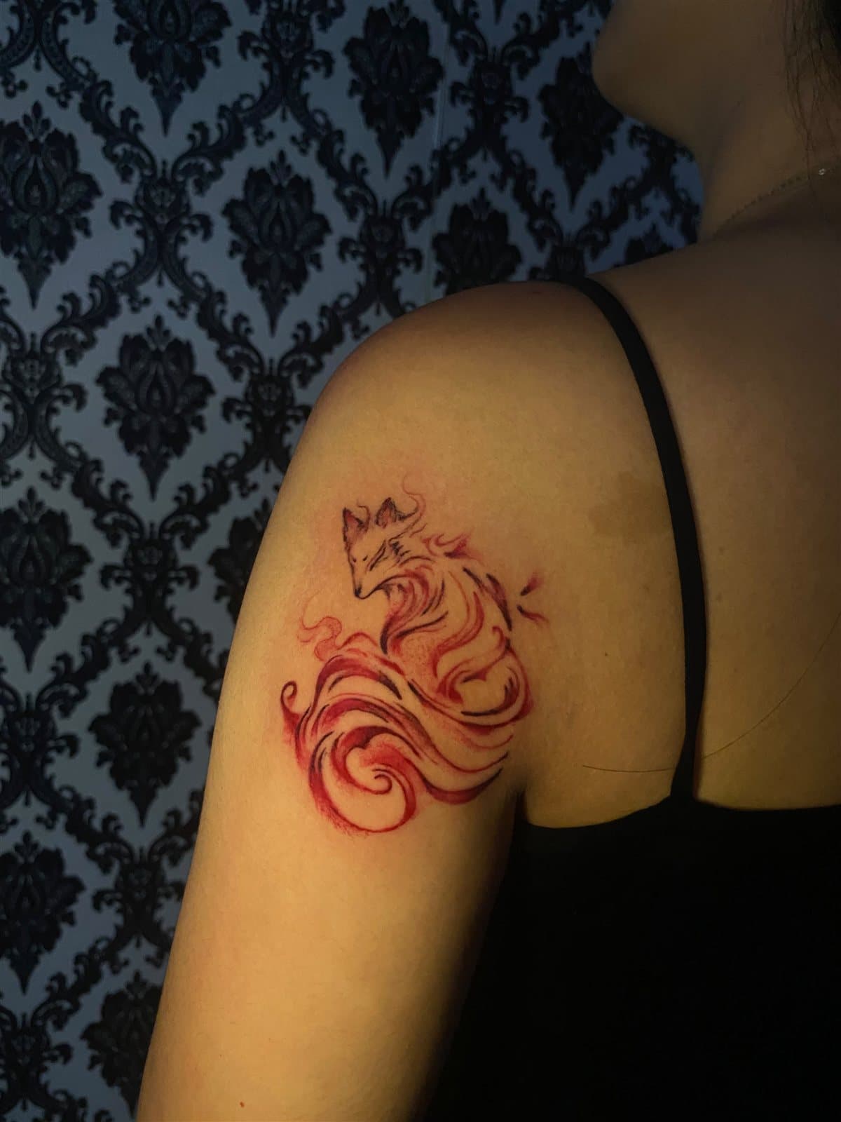Fine line fox, shoulder
